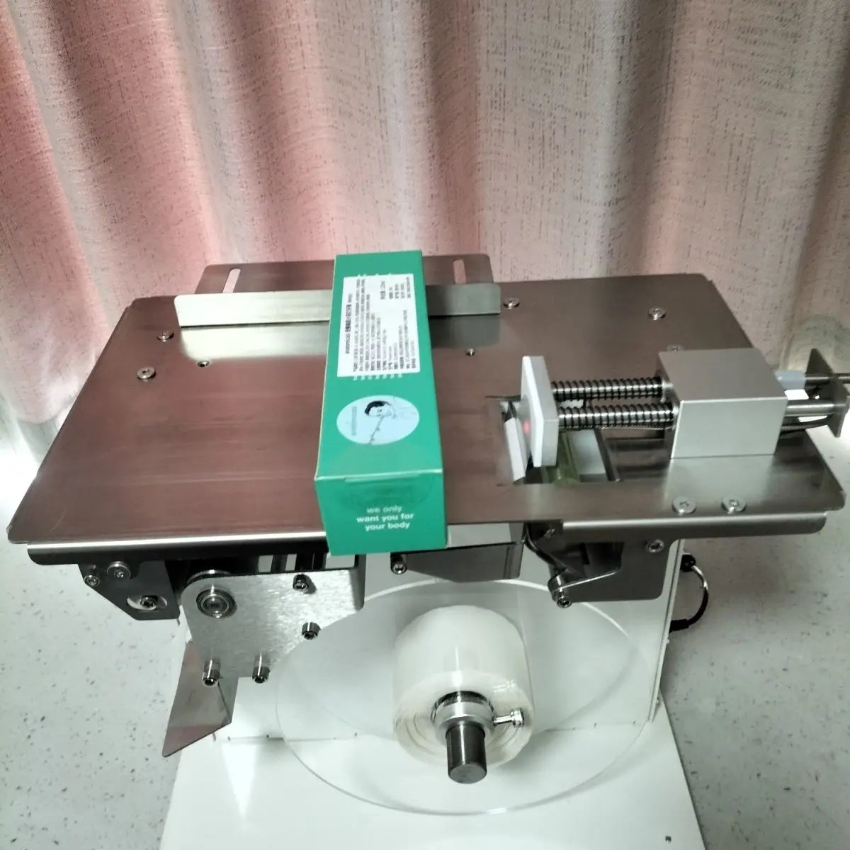 Right angle sealing labeling machine, packaging box transparent anti-counterfeiting labels, corner label sealing labeling