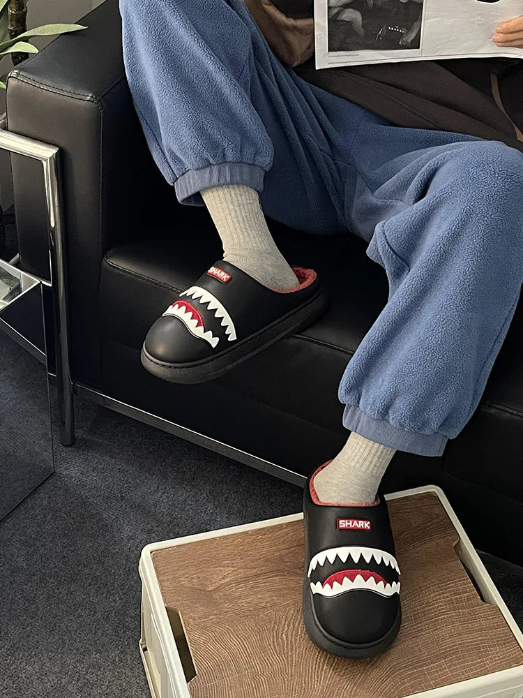 Men's cotton slippers for winter, with added fleece for warmth and extra thickness, suitable for indoor and outdoor wear, featur