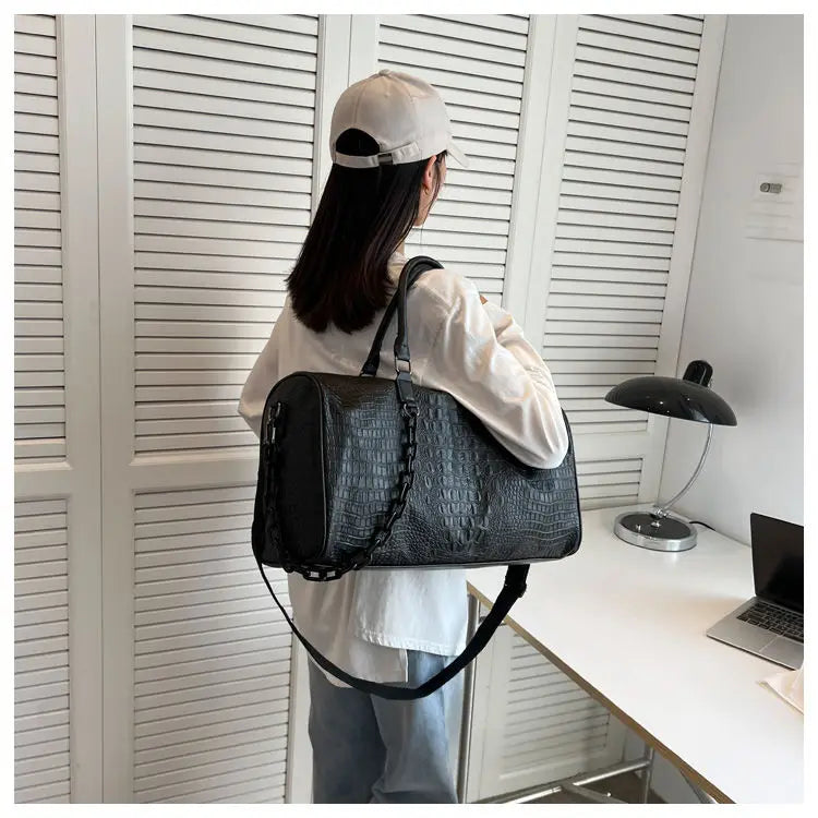 European / American Fashion Crocodile Pattern Embossed Large Capacity Portable Sports Travel Single Shoulder Crossbody Bag Trend