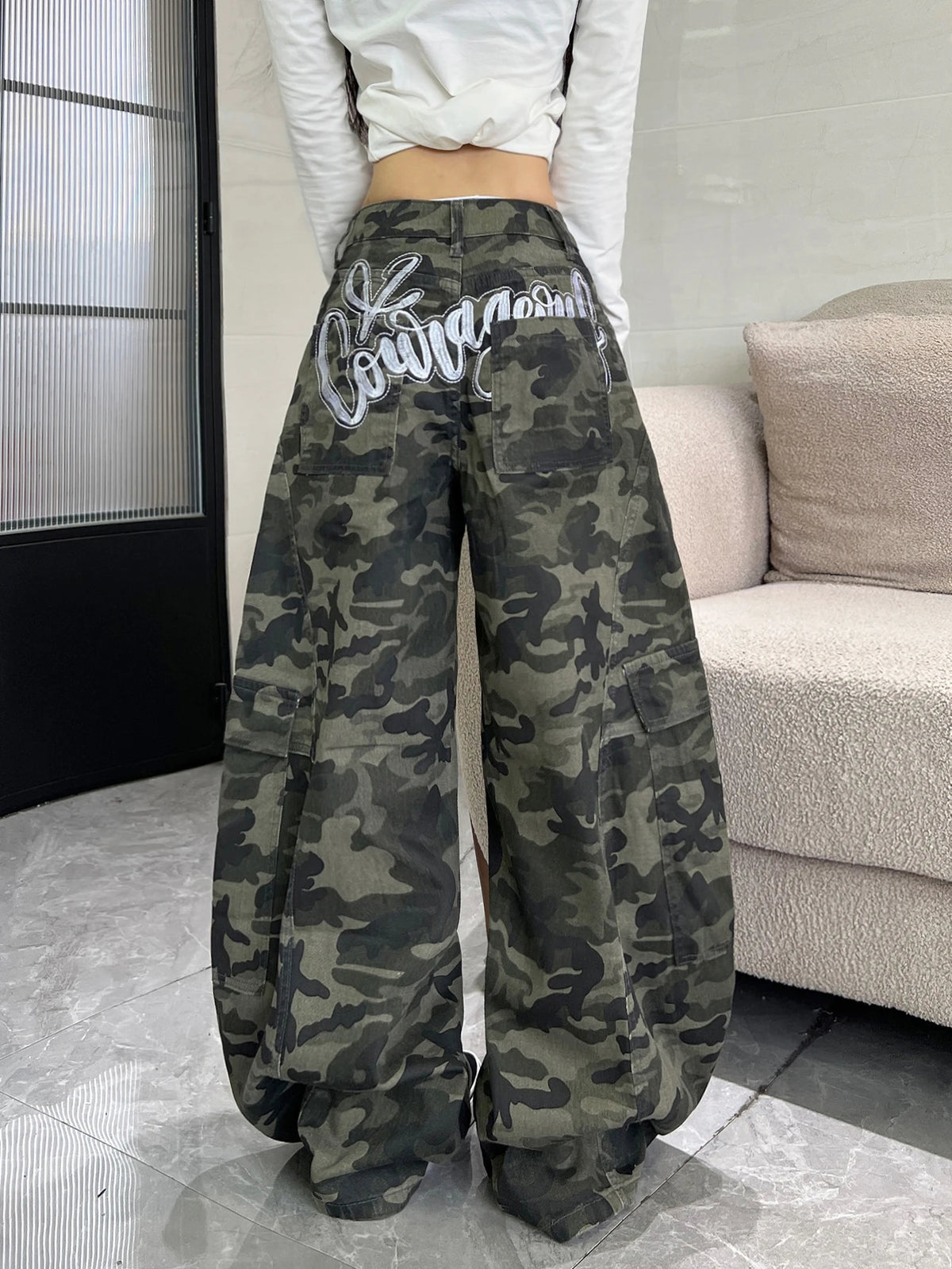American High Waisted Baggy Y2K Camouflage Work Pants With Large Side Pockets And Embroidered Lettering, Hanging Wide Leg Pants