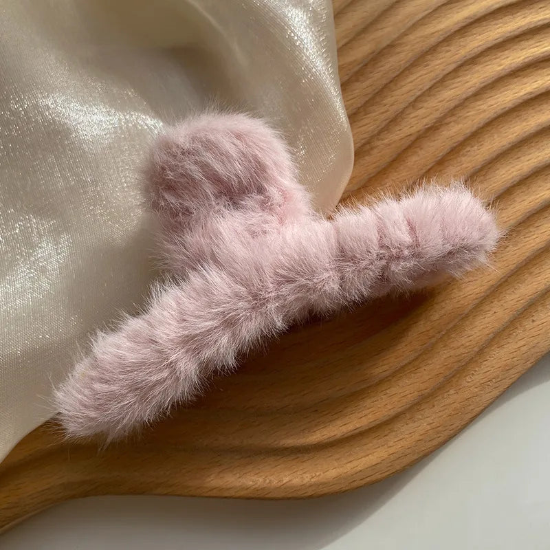 Winter Faux Fur Hair Claws for Women Elegant Acrylic Crab Barrette Hairpin Girls Hair Accessories Furry Headwear Hair Claw Clip
