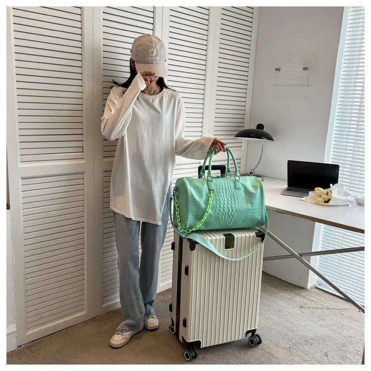 European / American Fashion Crocodile Pattern Embossed Large Capacity Portable Sports Travel Single Shoulder Crossbody Bag Trend