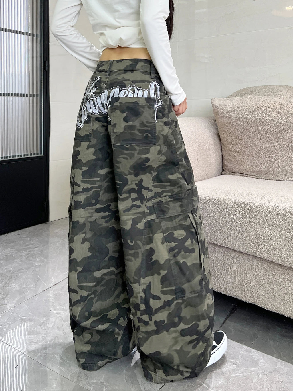 American High Waisted Baggy Y2K Camouflage Work Pants With Large Side Pockets And Embroidered Lettering, Hanging Wide Leg Pants